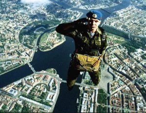 Нештатная ситуация: В Псковской области два десантника приземлились на одном парашюте