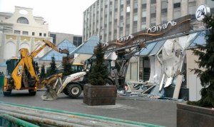 Торговый центр «Пирамида» у станции метро «Пушкинская» в центре Москвы ломают пять экскаваторов. На полный разбор здания и вывоз мусора может уйти 2-3 дня