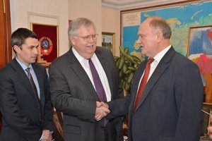 Единороссы потребовали от Зюганова объяснений после встречи с послом США