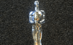 [Лёня! Это — любовь. Приезжай, хоть на денёк!] Леонардо Ди Каприо поблагодарил россиян за якутский «Оскар». Американский актёр показал статуэтку в своём «Инстаграме»