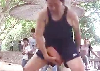 Мужчину, выдержавшего удар 10 кирпичами между ног, засняли на видео