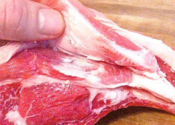 Телеведущий попробовал на вкус мясо собственной ноги