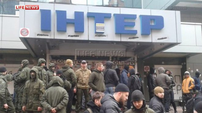 [Свидомая свобода слова] Радикалы из «Азова» захватили здание телеканала «Интер» в Киеве